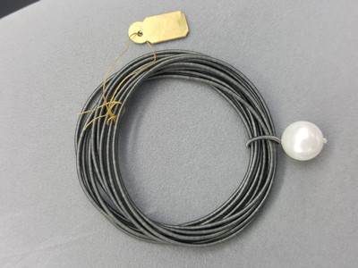 Single White Pearl Slate Piano Wire Bracelet