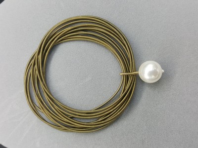 Single White Pearl Gold Piano Wire Bracelet