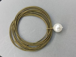 Single White Pearl Gold Piano Wire Bracelet