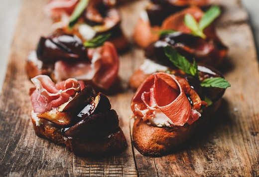 Crostini with Grilled Fig and Proscuitto